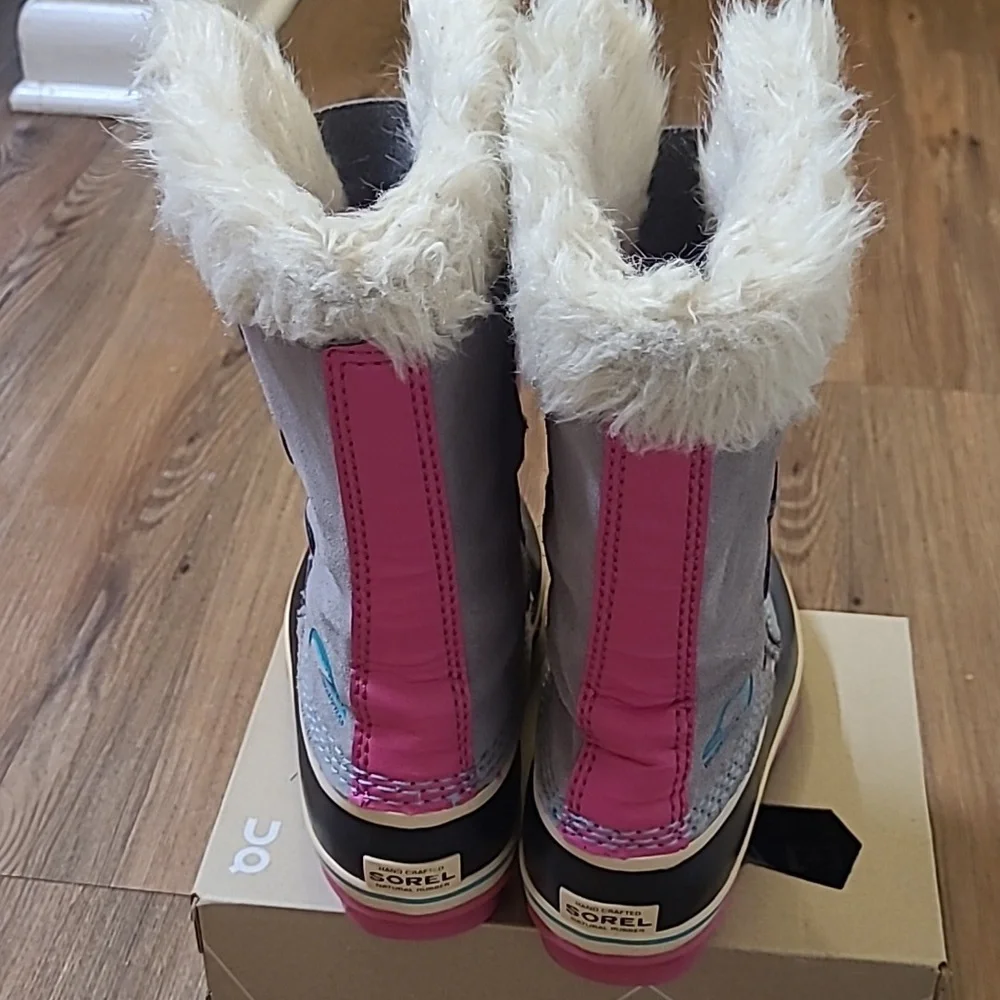 Sorel Gray and Pink Faux Fur Winter Bootsfor women zise‎ 3 used good condition.